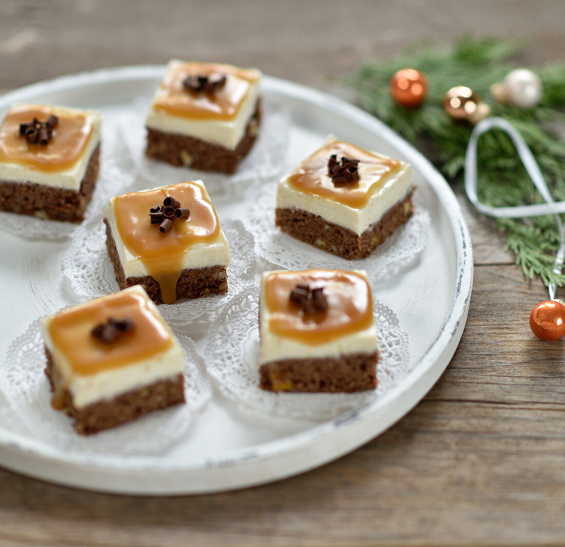 Vegane Cheesecake-Lebkuchen-Brownie-Würfel mit Karamellsauce und Schokoröllchen