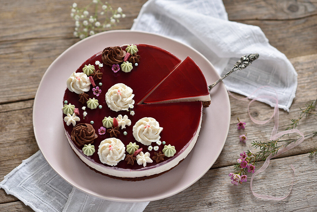 Vegane Schoko-Himbeer-Sauerrrahm-Torte mit Fruchtspiegel