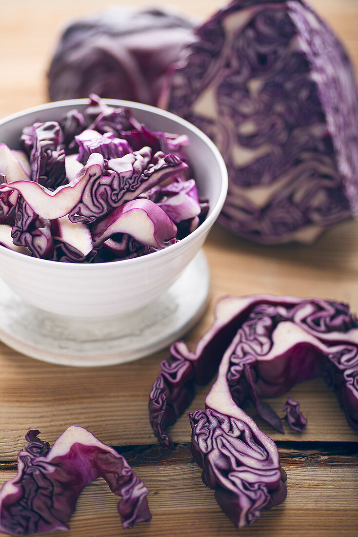 Rotkohl, teilweise in Streifen geschnitten