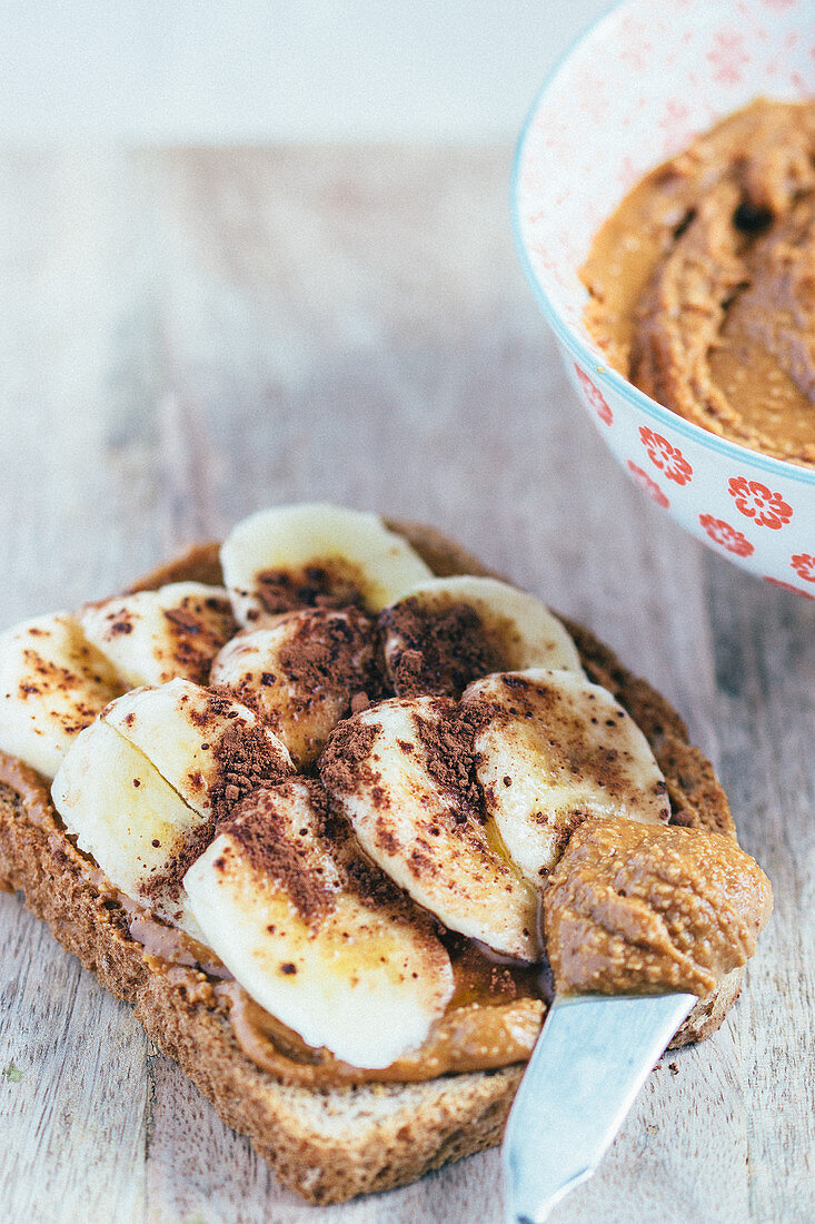 Toast mit Erdnussbutter und Banane