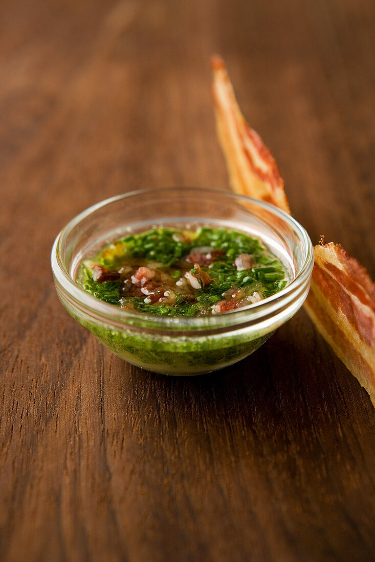 Speck-Vinaigrette mit Schnittlauch