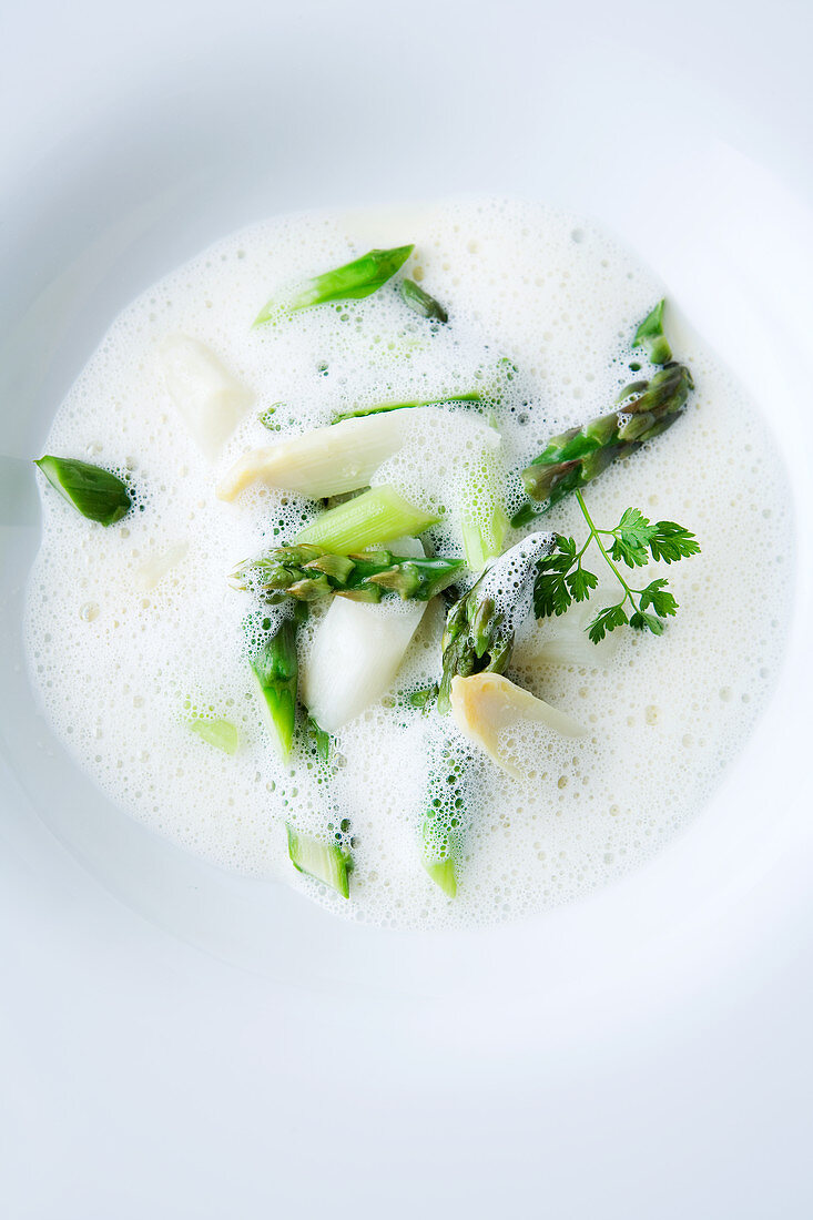 weiße Spargelschaumsuppe mit grün-weißen Spargelspitzen