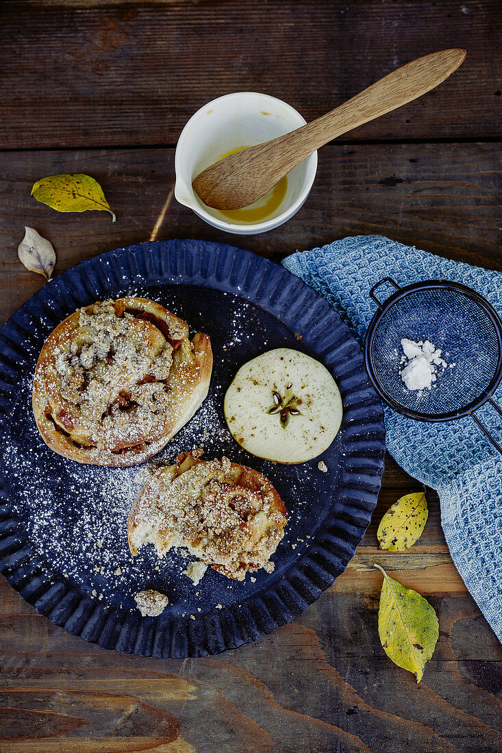 Norwegian cinnamon buns with baked apples and crumbles