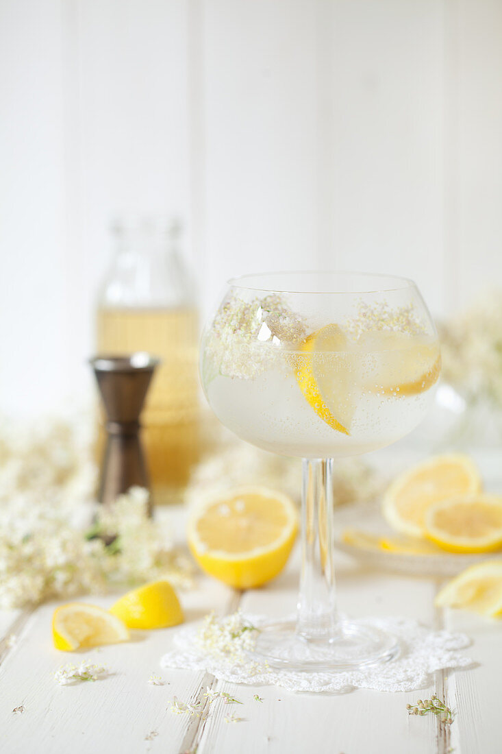 Gin Tonic mit Holunderblüten und Zitrone