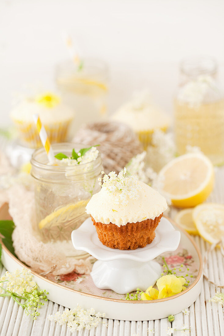 Holunder-Zitronen-Cupcake und Holunderblütengetränk