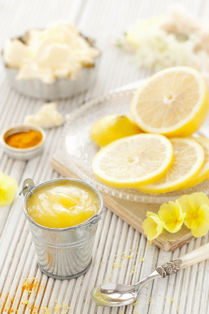 Lemon Curd (vegan) mit Zitronenscheiben