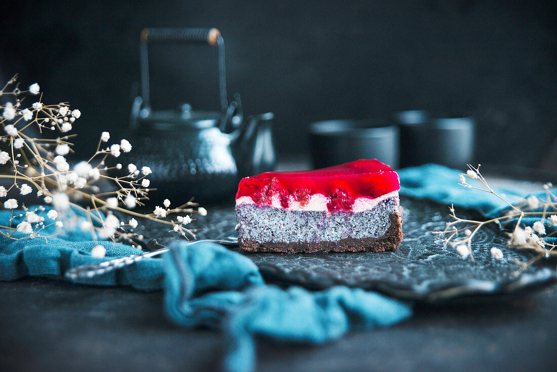 Veganer Kuchen mit Schokoladenboden, Mohnfüllung, Himbeeren und Geleeguss