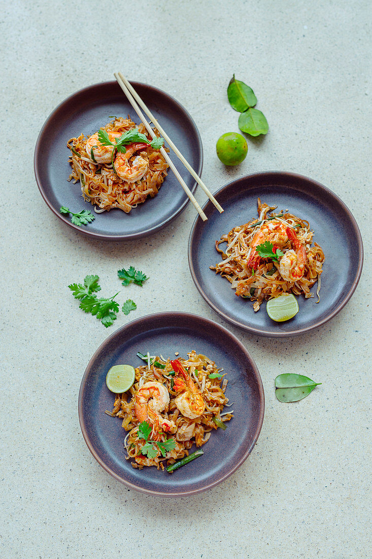 Pad Thai (thailändisches Gericht mit Garnelen und Reisbandnudeln)