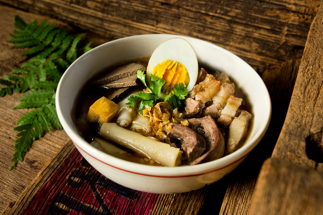 Kuay chap (Suppe mit Schweineinnereien, Tofu und Eiern, Asien)