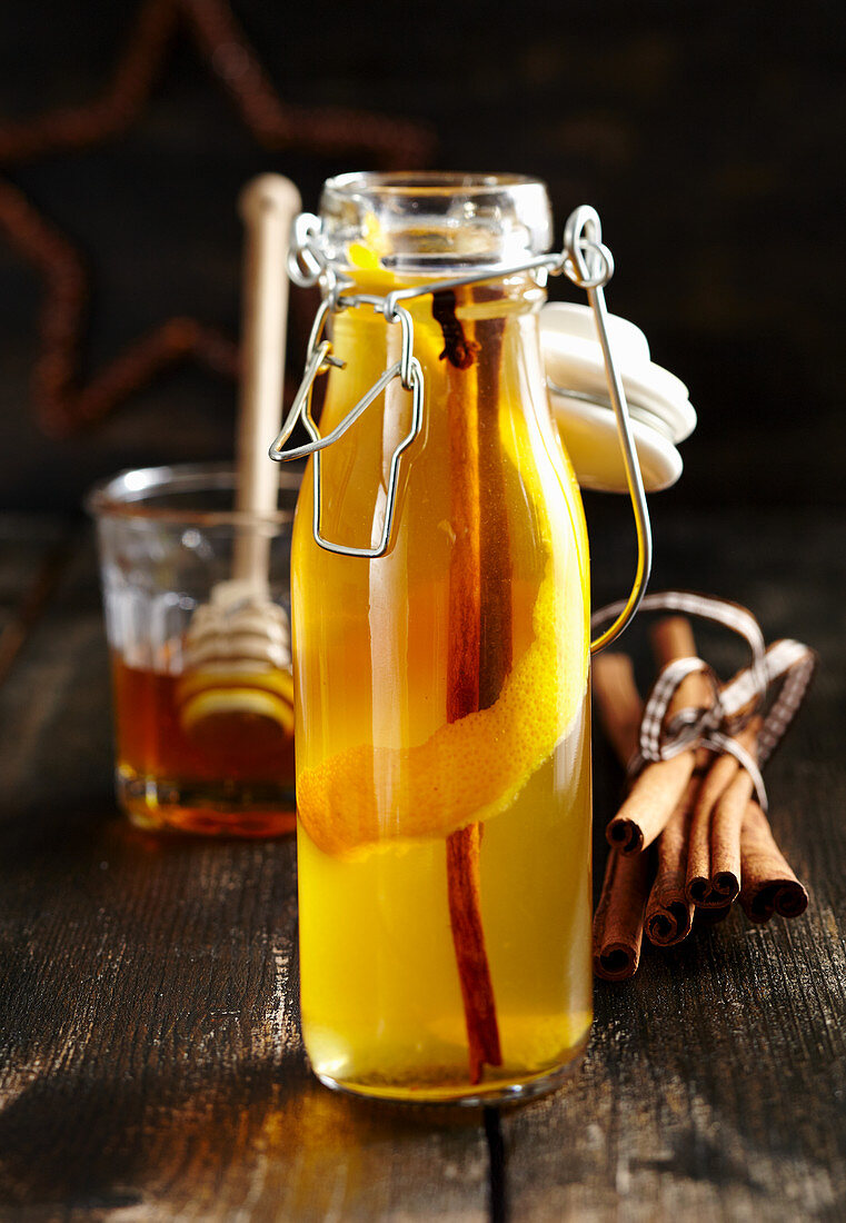 Selbstgemachter Honig-Gewürz-Likör mit Zimt, Nelken und Wodka