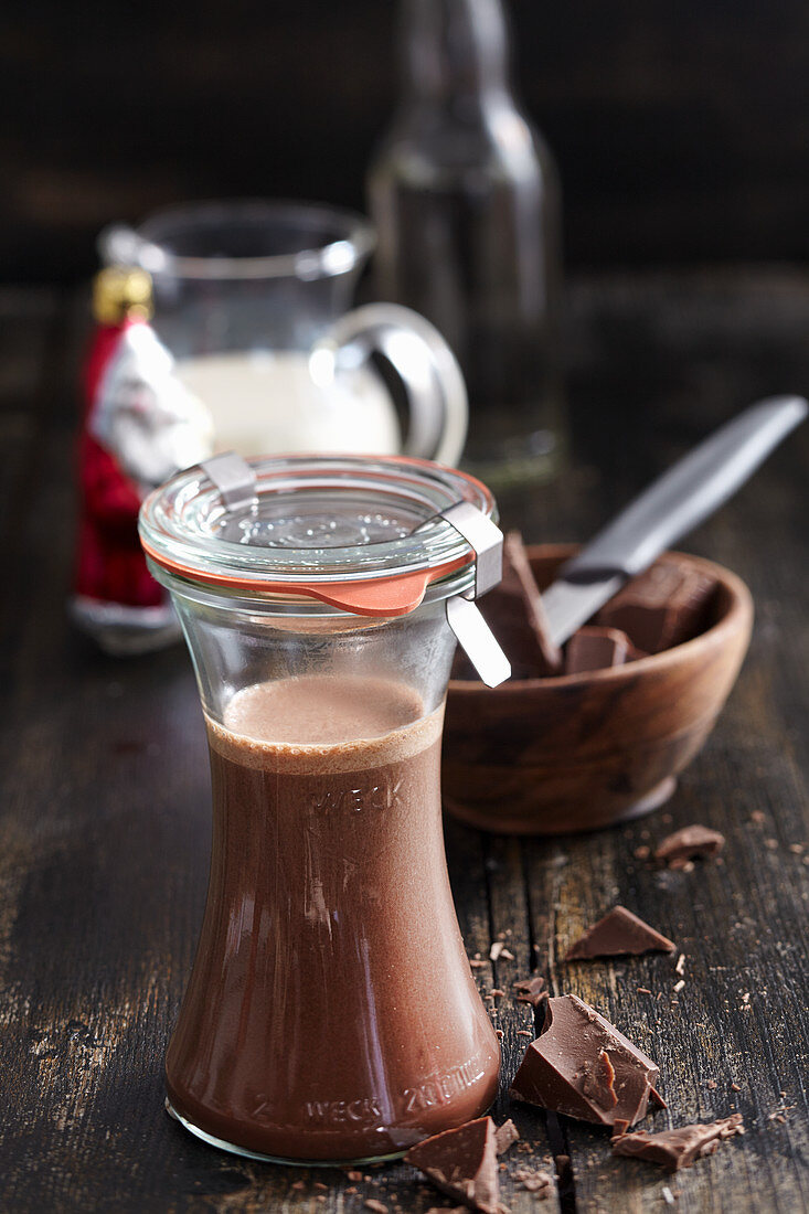 Selbstgemachter Schokoladenlikör mit Kakao, Sahne, Honig und Rum