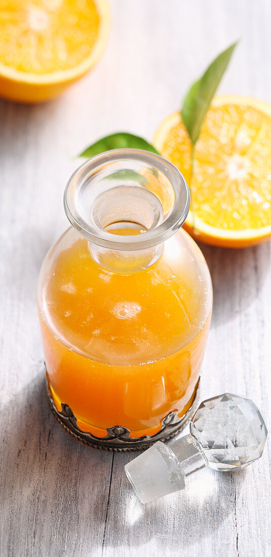 Selbstgemachter Orangensirup mit frischen Früchten