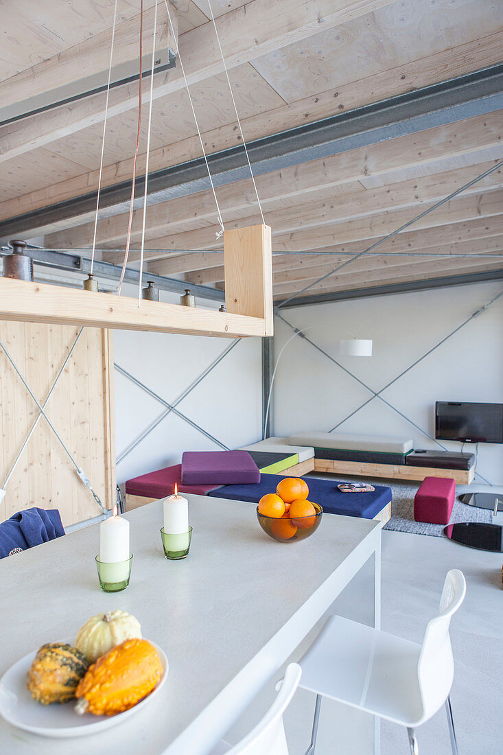 Modernes Hausboot: Essbereich und maßgefertigte Sofas in offenem Wohnraum