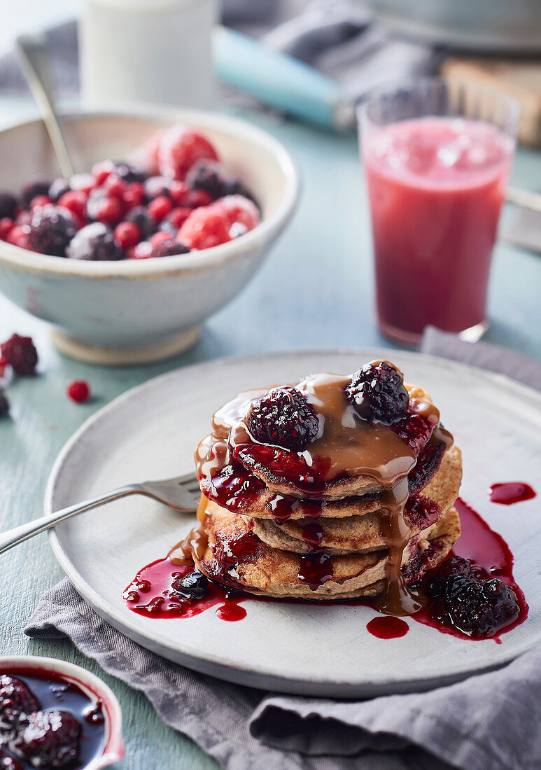 Bananenpancakes mit Beeren und Karamellsauce