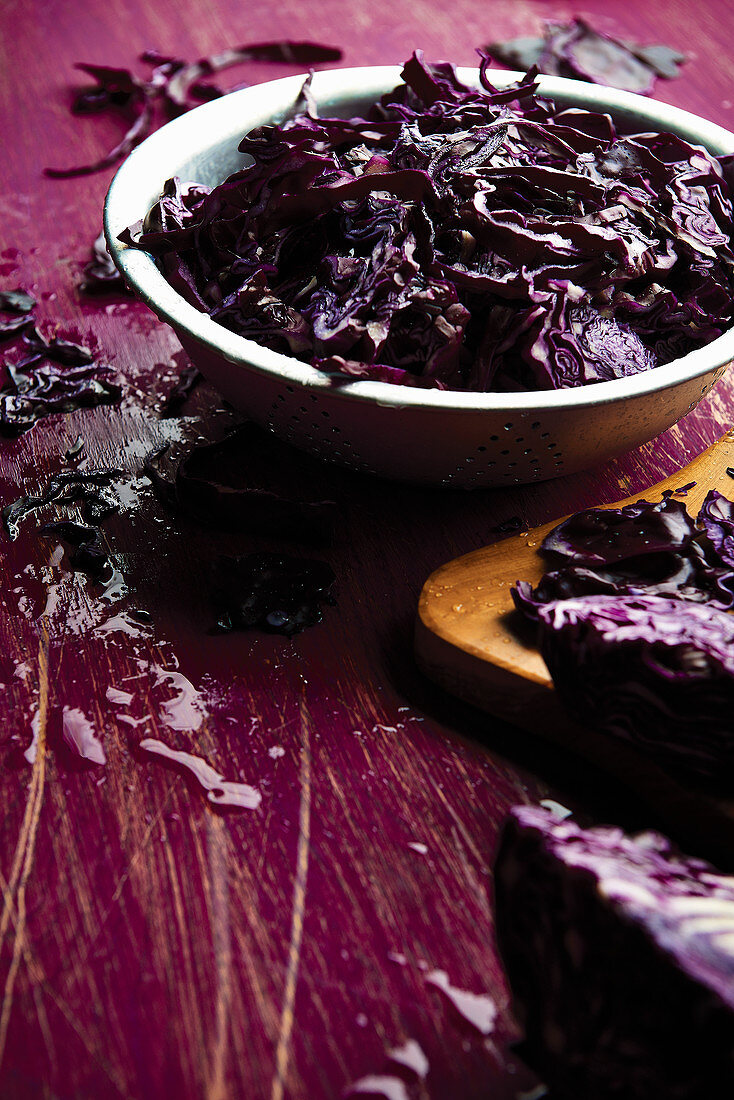 Geschnittener Rotkohl in Schüssel und daneben