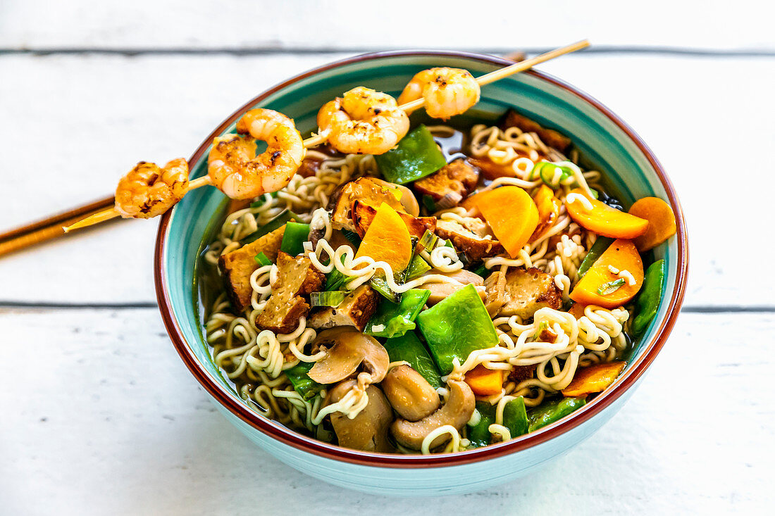 Ramensuppe mit Gemüse, Champignons, Räuchertofu und Garnelenspiess