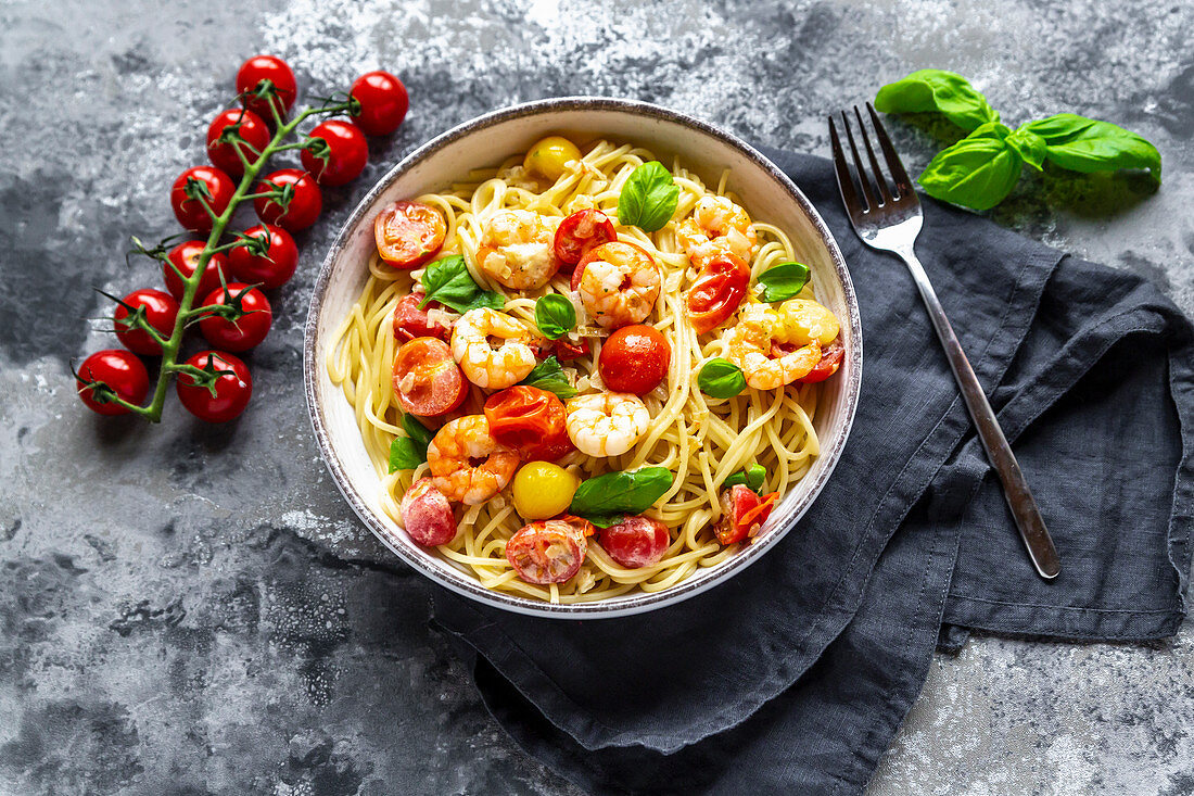 Spaghetti mit Tomaten, Garnelen und Basilikum