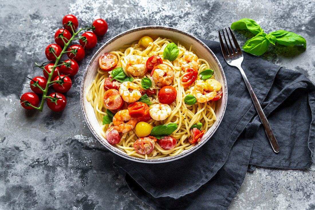 Spaghetti with tomatoes, shrimps and basil