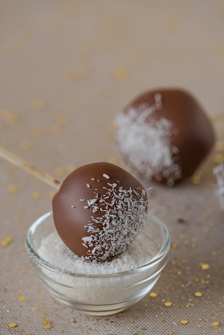 Cakepops mit Schokoladenglasur und Kokosraspeln