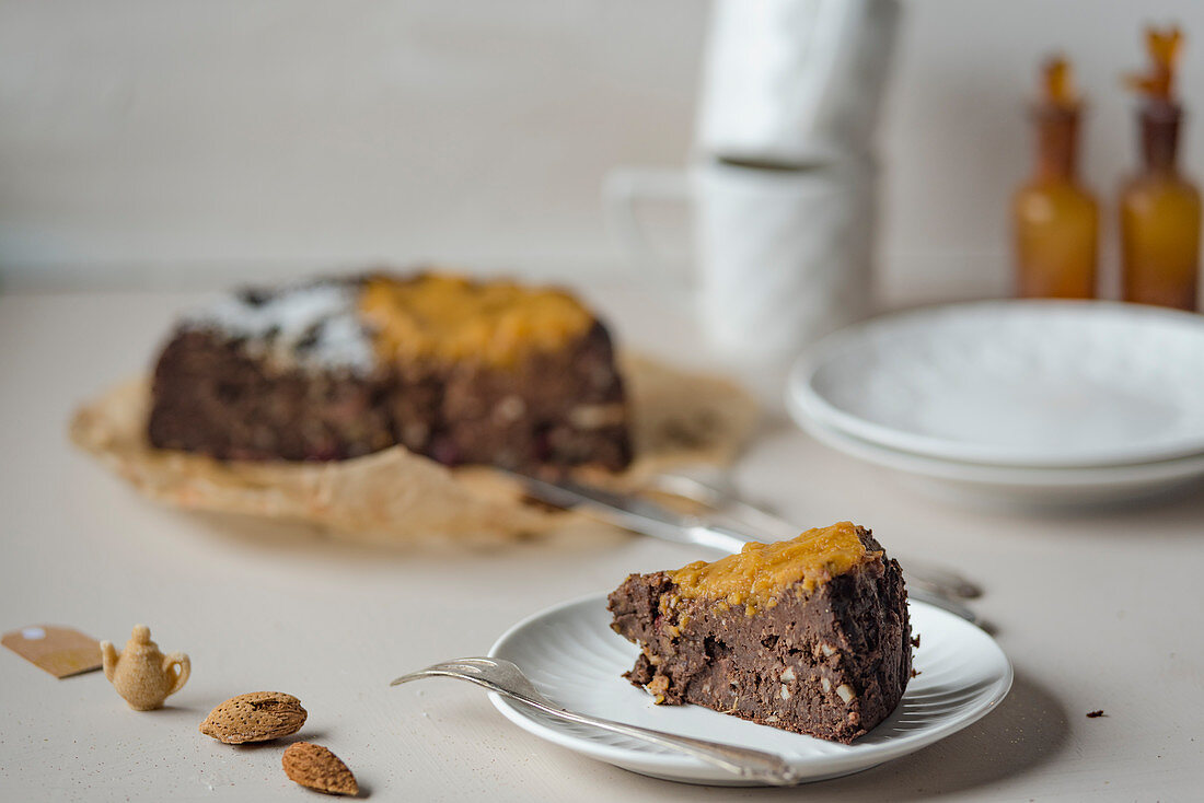 Veganer Brownie-Kuchen mit roten Bohnen und Mandeln