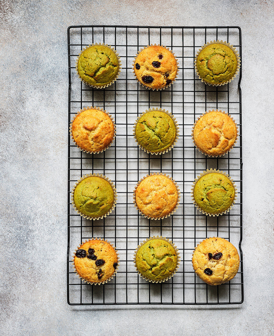 Muffins mit Matcha, Blutorange und Rosinen