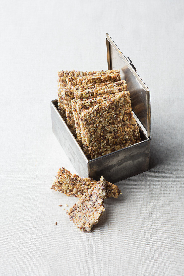Crispbread with kernels, seeds and spices