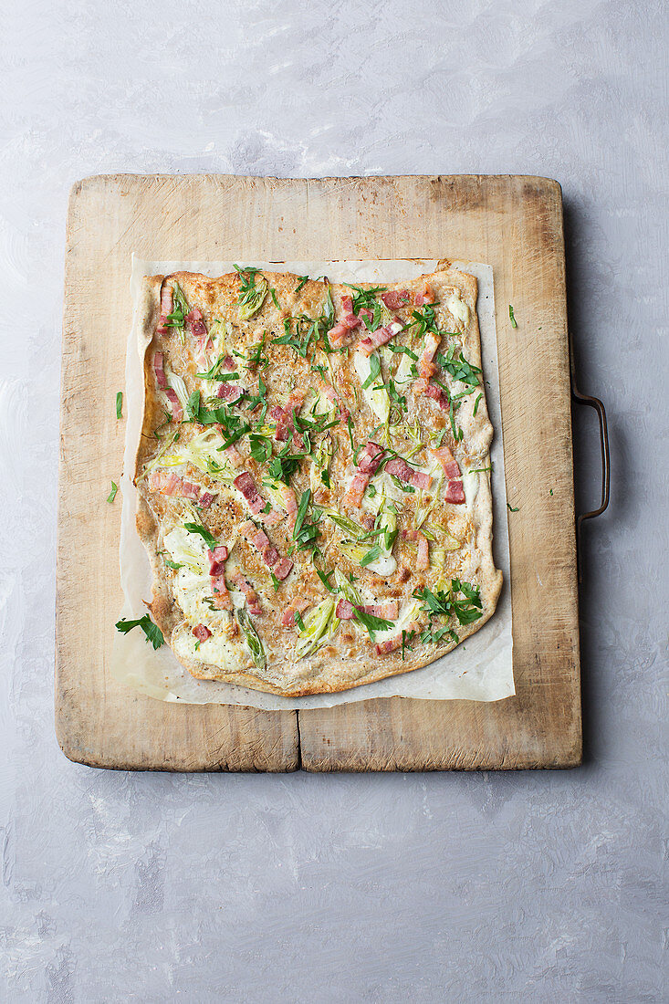 Schneller Flammkuchen mit Schinken und Kräutern