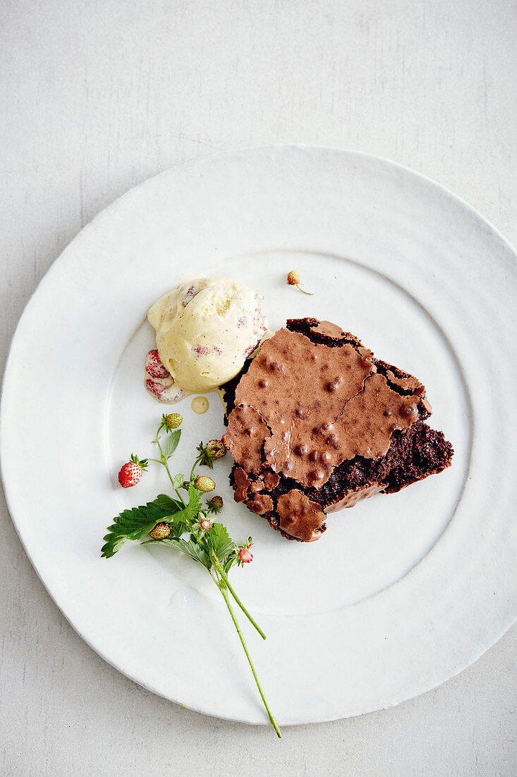 Schokokuchen mit Walderdbeer-Creme-Fraiche-Eis