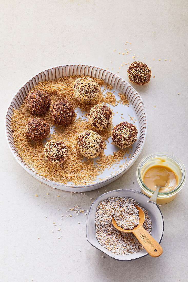 Amaranth chocolate balls with sesame seeds