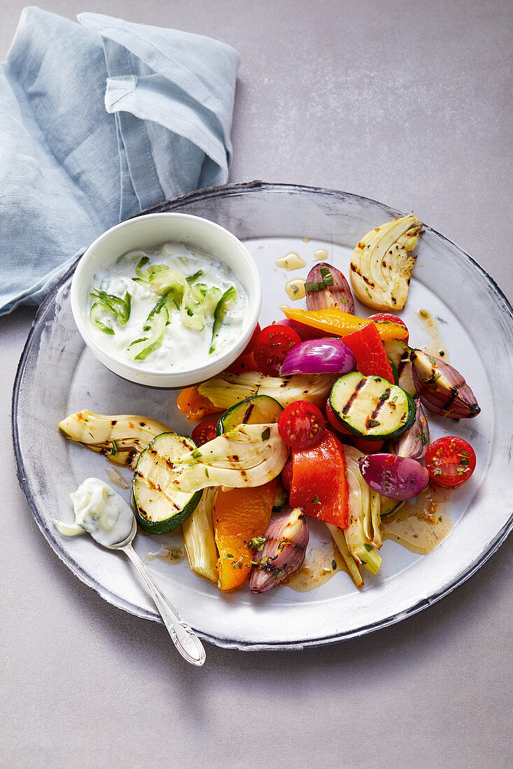 Buntes Grillgemüse mit Tzatziki – Bilder kaufen – 12596289 StockFood