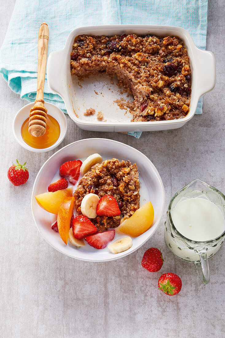 Baked oatmeal with fruits and buttermilk