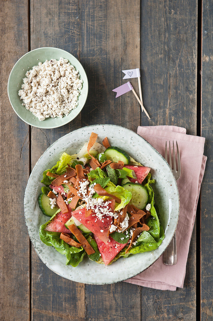 Fattoush mit Wassermelone, Fladenbrotstreifen und Feta