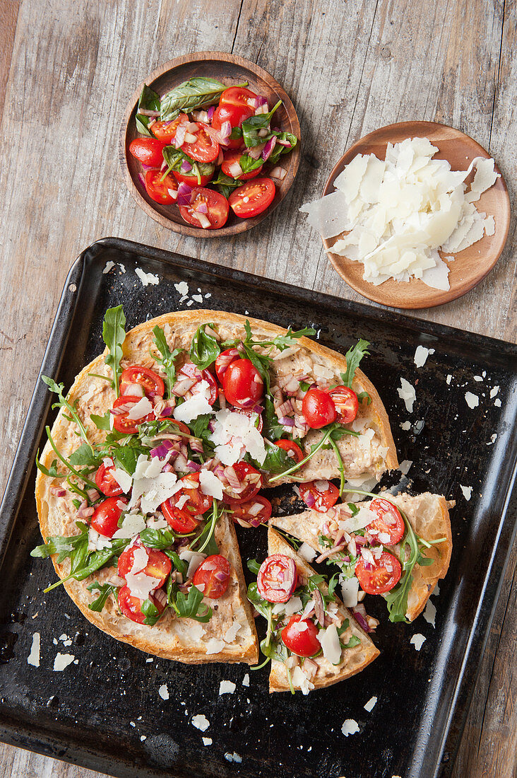 Fladenbrot-Bruschetta mit Rucola und Thunfischcreme