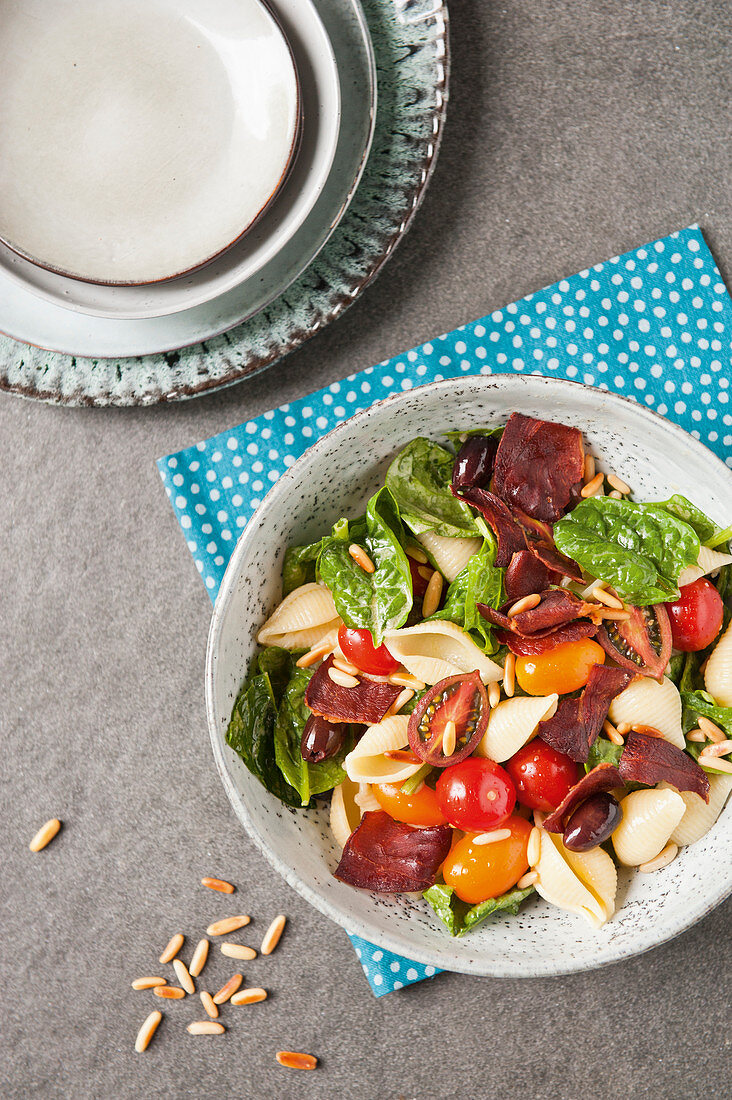 Nudelsalat mit Oliven und Schinken-Chips