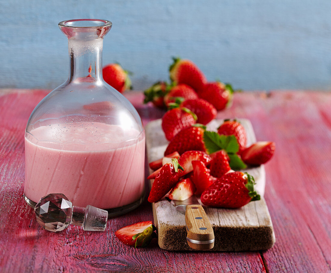Selbstgemachter Erdbeer-Sahne-Likör mit frischen Beeren und Wodka
