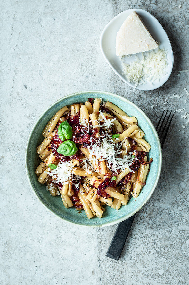 Pasta with caramelised onions