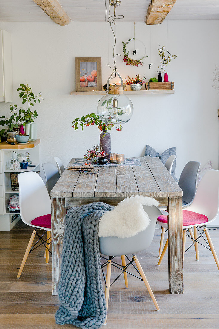 Rustikaler Holztisch im Esszimmer mit Herbstdekoration