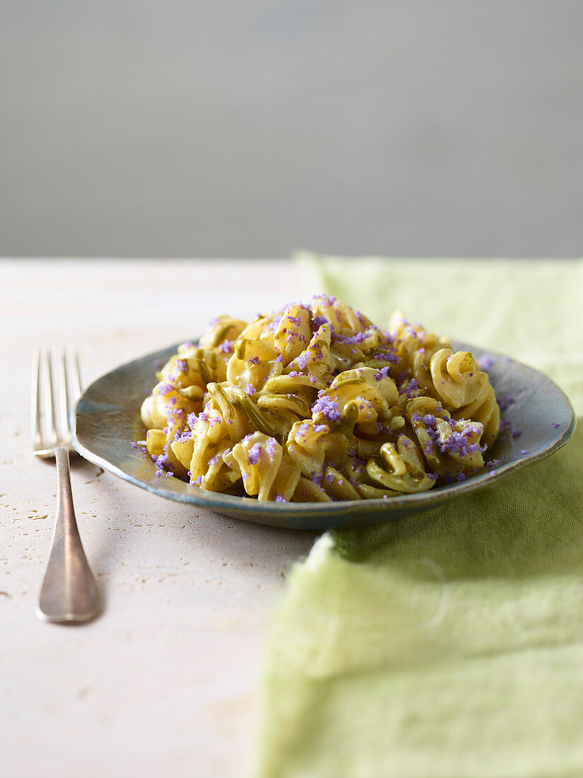 Fusilli mit Pistazienmus, Ricotta und lila Blumenkohl