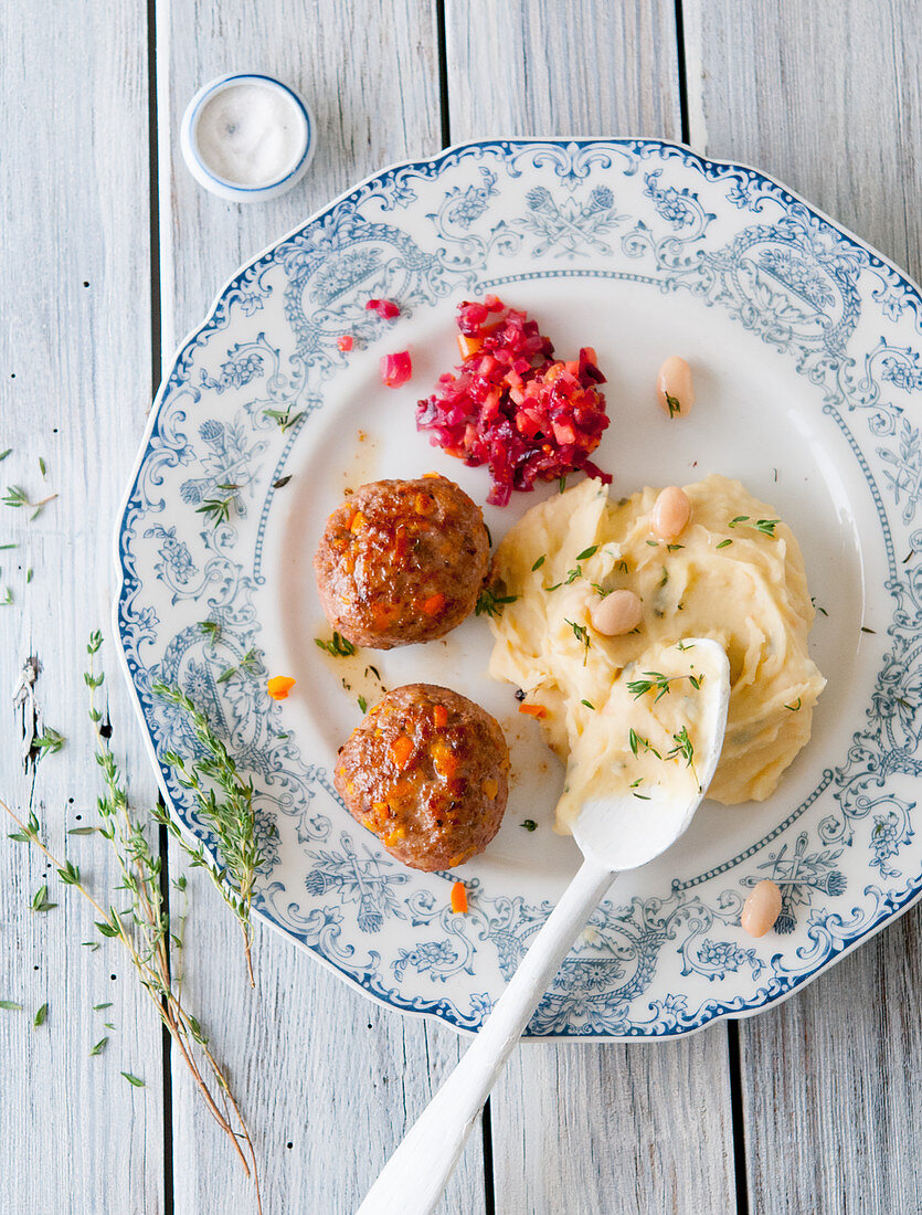 Buletten mit Bohnenpüree und Rote-Bete-Salat