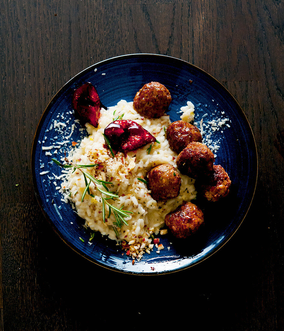 Hazelnut risotto with figs and meatballs