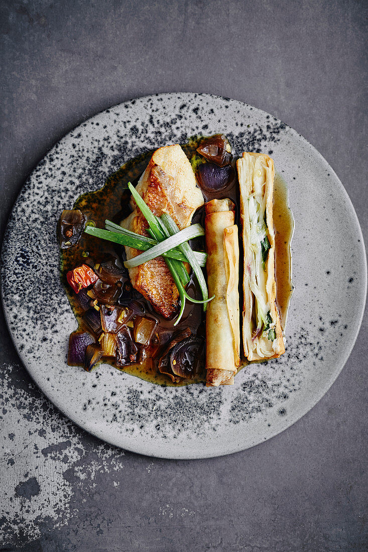 Gebratenes Rotbarschfilet mit Frühlingszwiebelröllchen