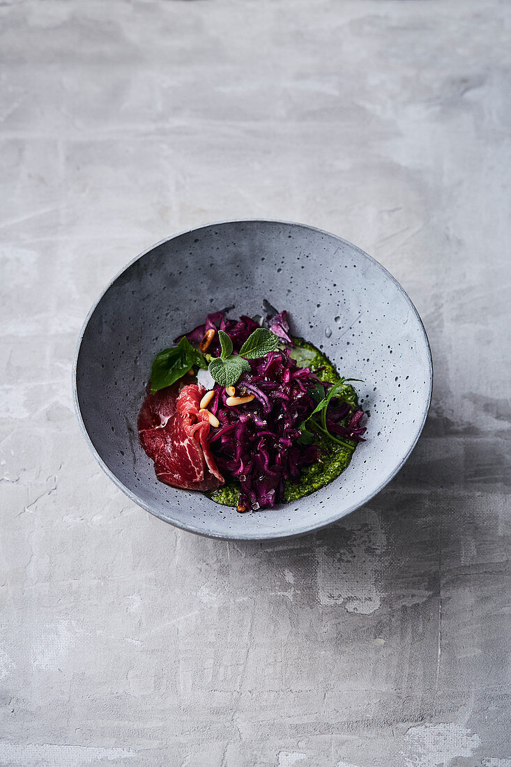 Carpaccio vom Rinderfilet mit Rotkohl und Pesto