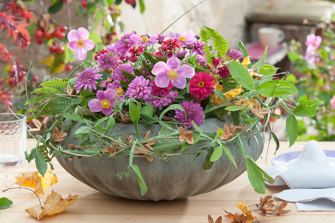 Herbstliches Gesteck mit Herbstanemone, Chrysanthemen und Zinnie