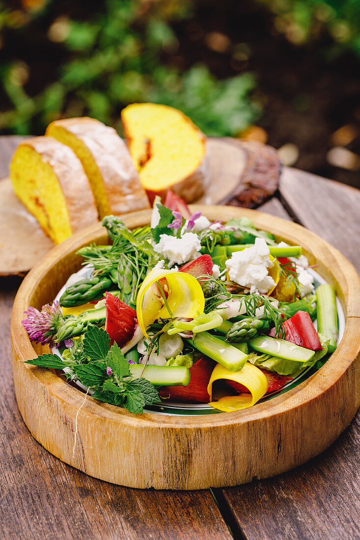 Frühsommersalat mit Rhabarber, grünem Spargel und Ziegenkäse