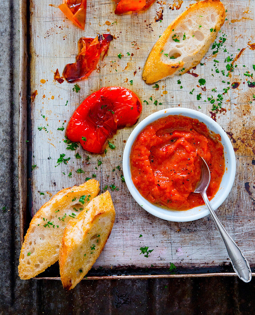 Paprikadip und Crostini