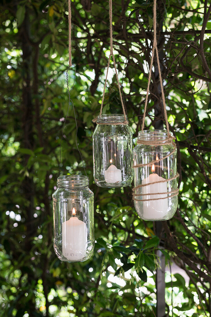 DIY-Windlichter am Baum hängend im Garten