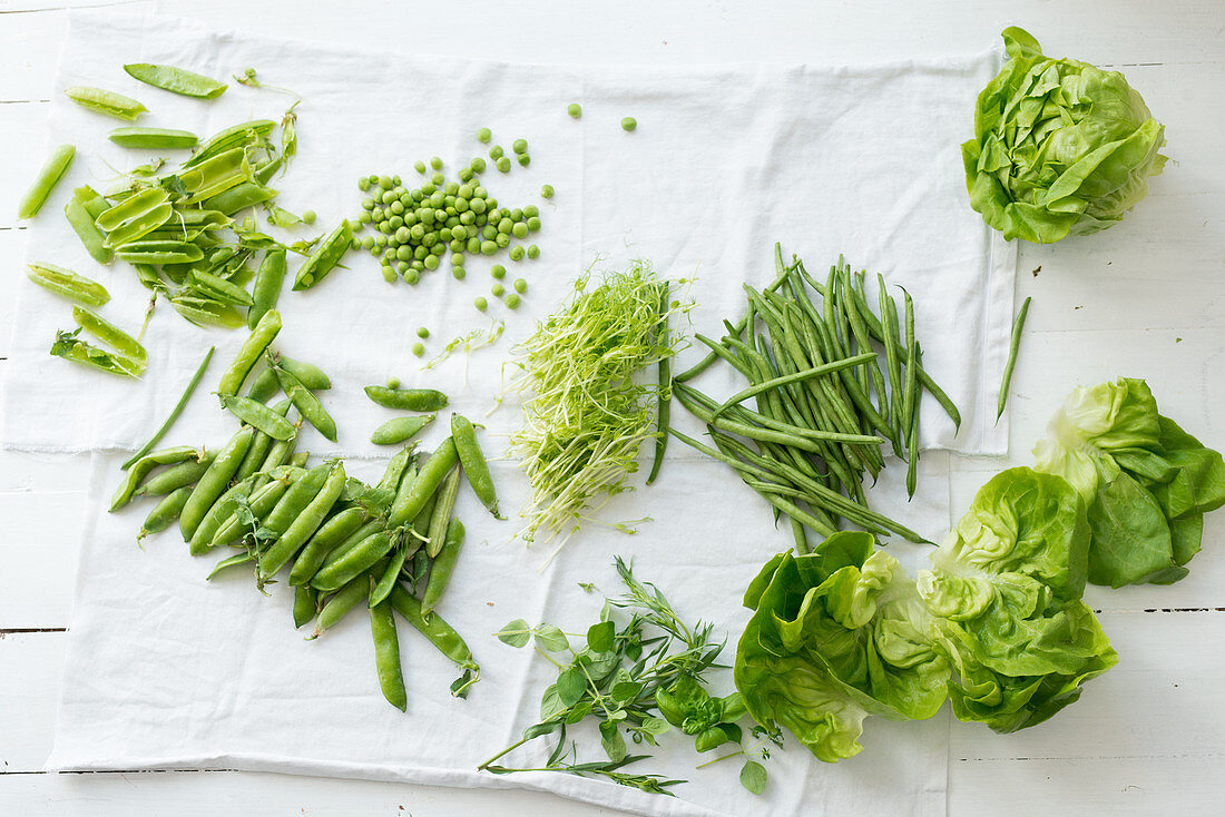 Frisches grünes Gemüse: Hülsenfrüchte, Kräuter und Blattsalat
