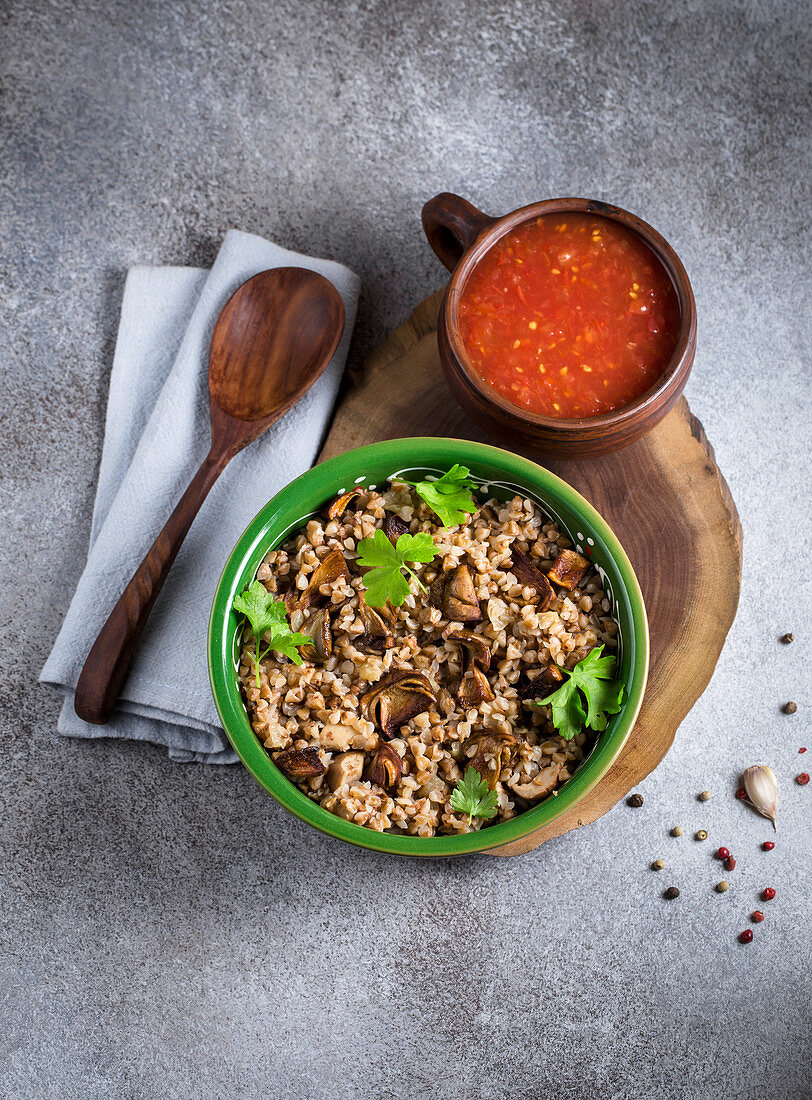 Buchweizenbrei mit Champignons und Tomatensauce