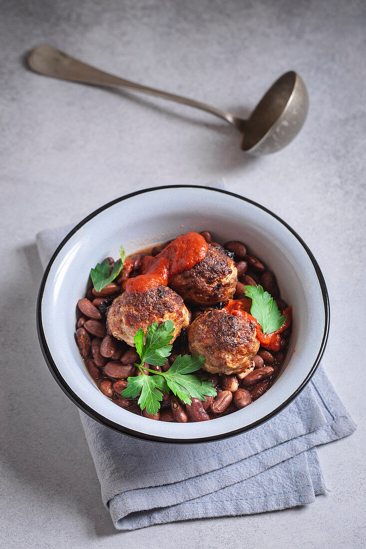 Meatballs with baked beans and parsley
