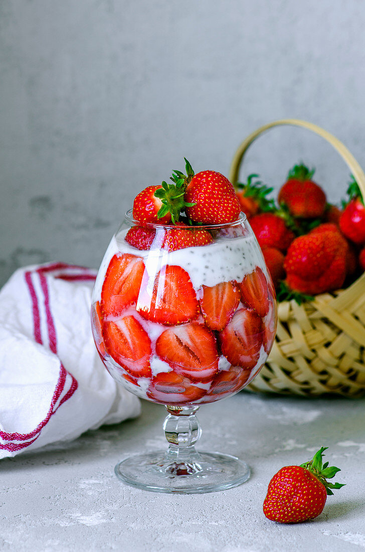 Frische Erdbeeren mit Joghurt und Chiasamen